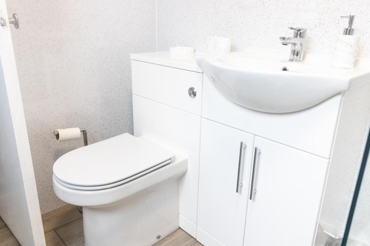 Adrian House, Near Hospital, Easy Parking + Garden *